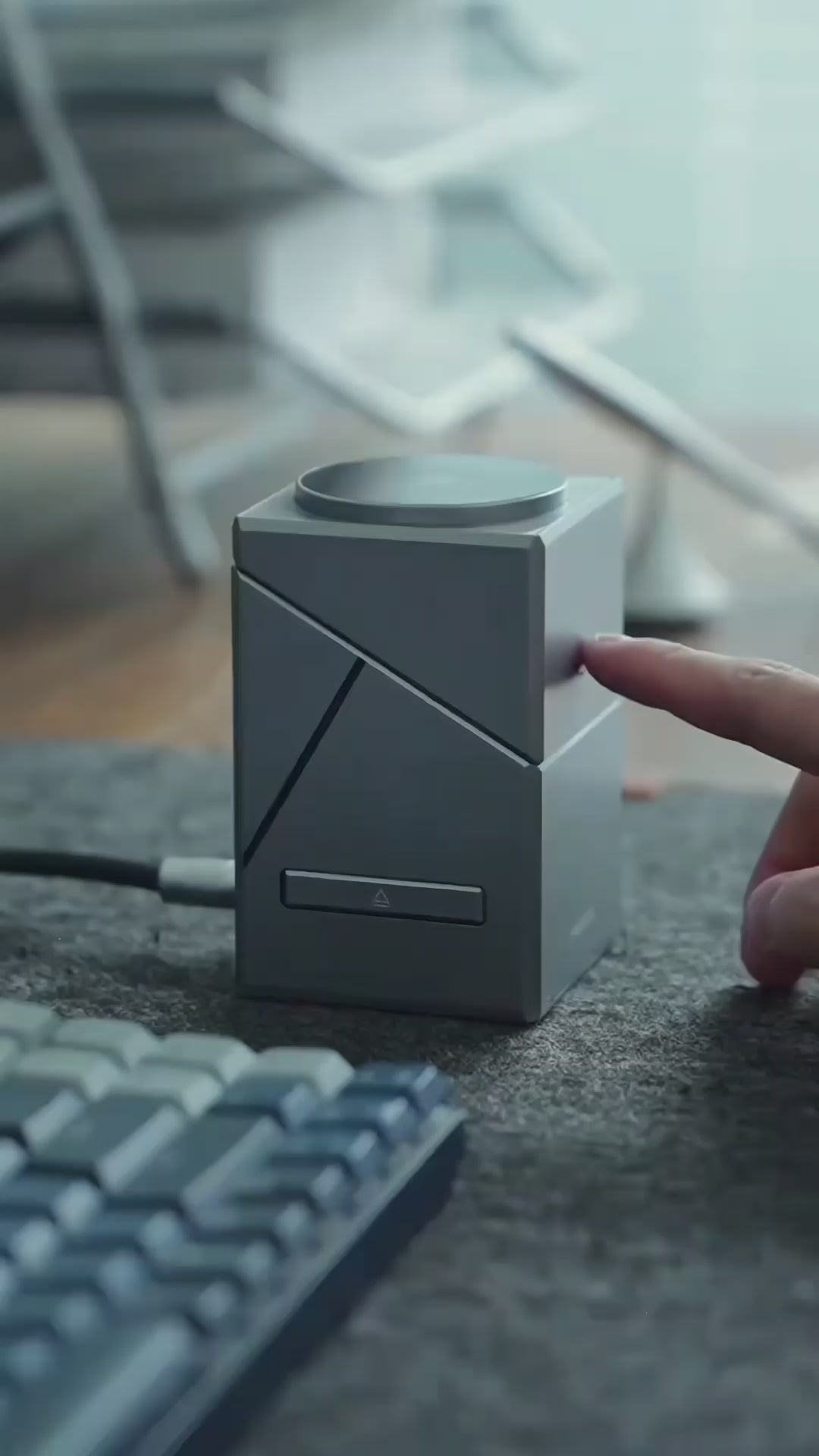 Vivido™ Orbiter 3-in-1 Rotating Magnetic Charging Station